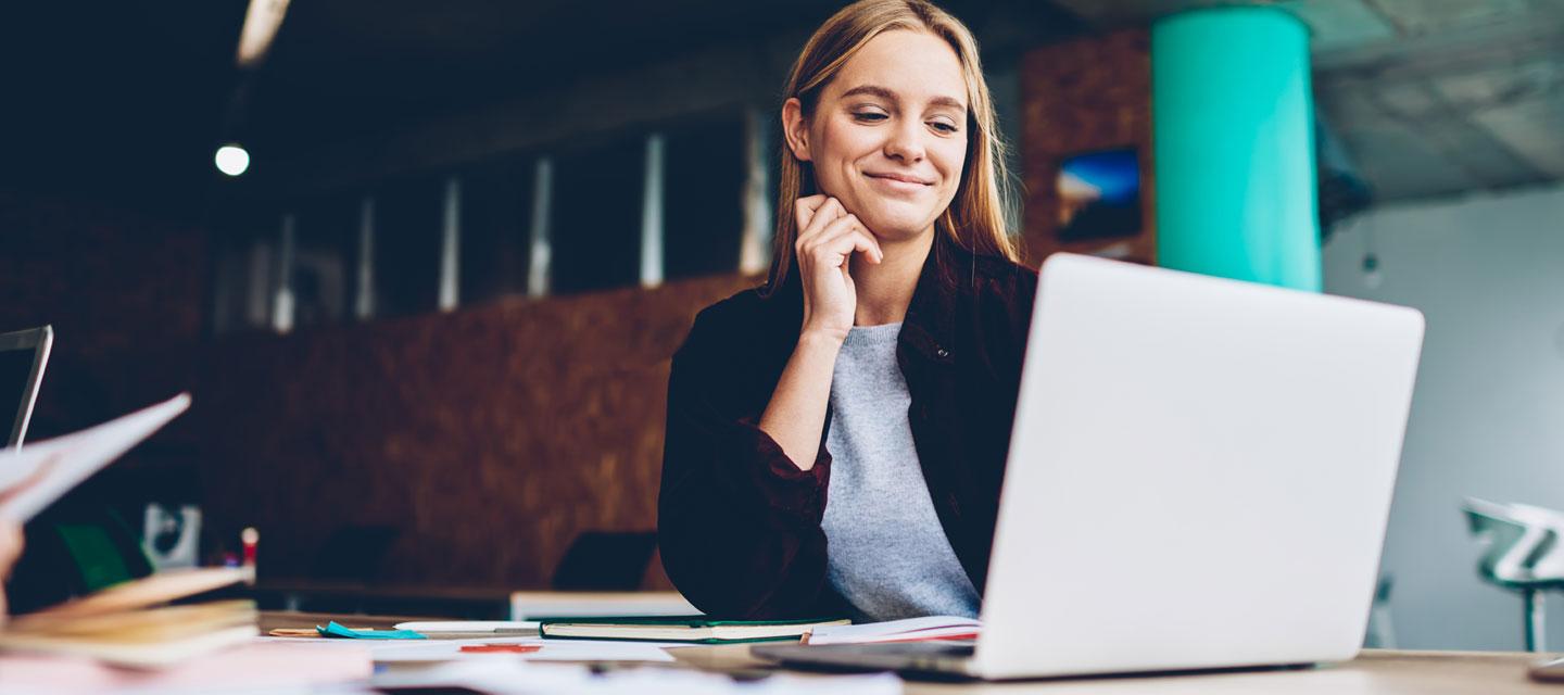 Woman in front of a computer